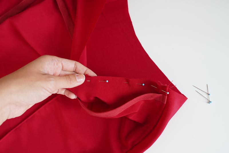 Střih a návod jak ušít dámskou maxi sukni s kapsami a pasem do gumy. Variabilní krycí díly je možné zavazovat a nosit na několik způsobů - střihová příprava - pomocné švy