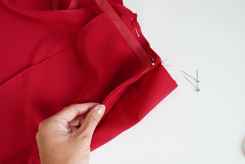 Střih a návod jak ušít dámskou maxi sukni s kapsami a pasem do gumy. Variabilní krycí díly je možné zavazovat a nosit na několik způsobů - střihová příprava - pomocné švy