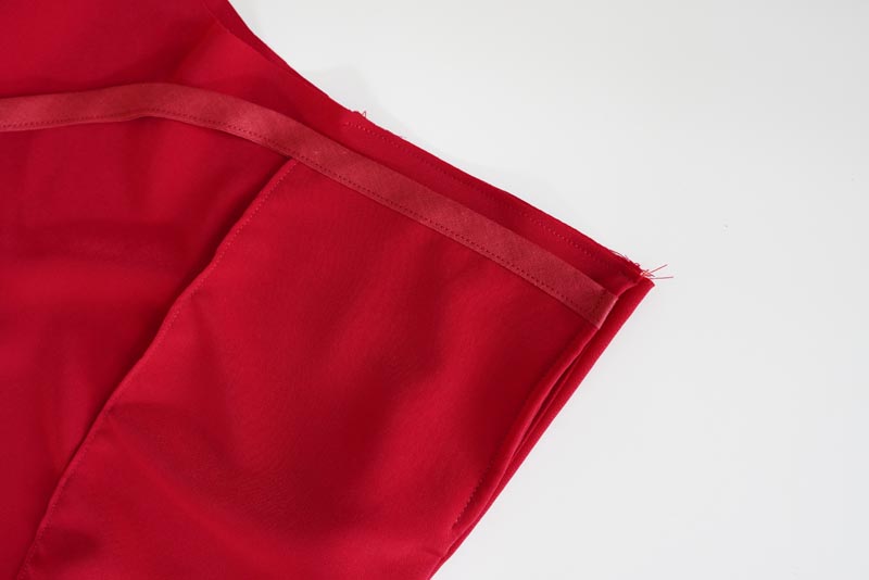 Střih a návod jak ušít dámskou maxi sukni s kapsami a pasem do gumy. Variabilní krycí díly je možné zavazovat a nosit na několik způsobů - střihová příprava - pomocné švy