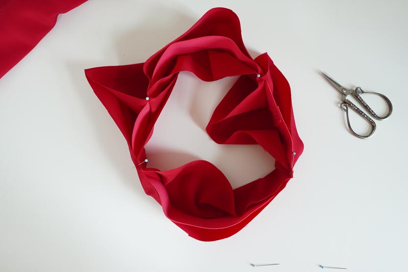 Střih a návod jak ušít dámskou maxi sukni s kapsami a pasem do gumy. Variabilní krycí díly je možné zavazovat a nosit na několik způsobů - střihová příprava - pásek