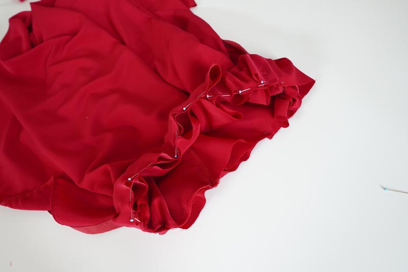 Střih a návod jak ušít dámskou maxi sukni s kapsami a pasem do gumy. Variabilní krycí díly je možné zavazovat a nosit na několik způsobů - střihová příprava - pásek