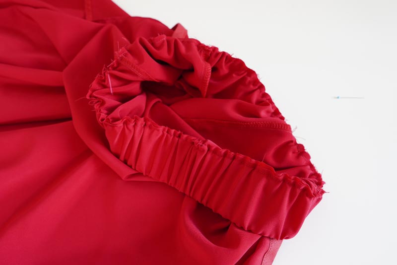 Střih a návod jak ušít dámskou maxi sukni s kapsami a pasem do gumy. Variabilní krycí díly je možné zavazovat a nosit na několik způsobů - střihová příprava - pásek