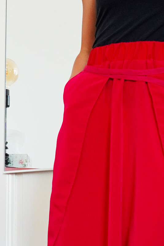 Střih a návod jak ušít dámskou maxi sukni s kapsami a pasem do gumy. Variabilní krycí díly je možné zavazovat a nosit na několik způsobů