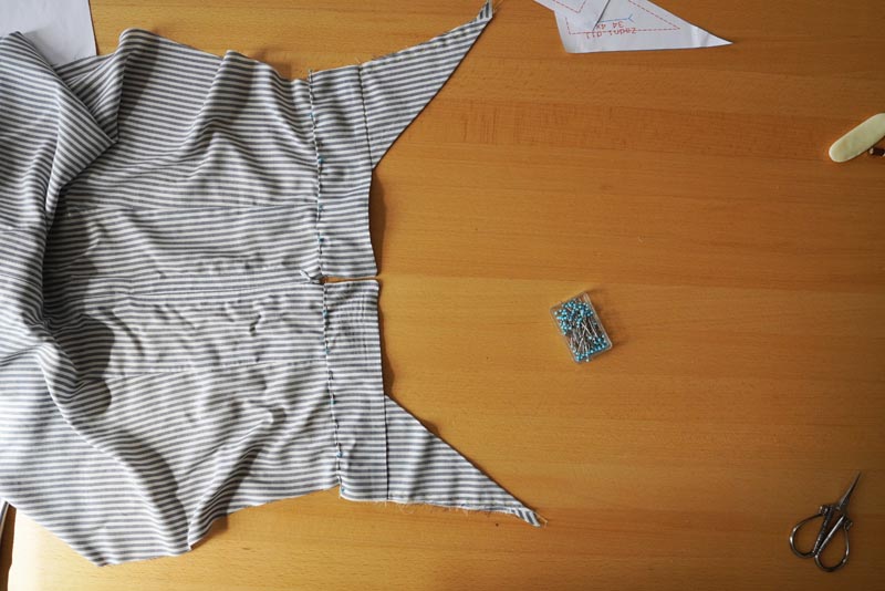 Střih a návod jak ušít dámské dlouhé šaty s rozparkem a širokými ramínky - zadní díly