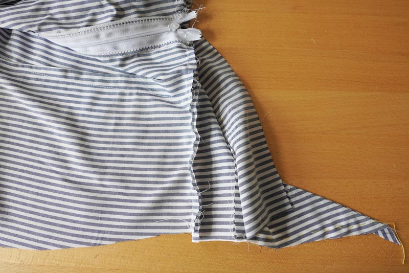 Střih a návod jak ušít dámské dlouhé šaty s rozparkem a širokými ramínky - zadní díly