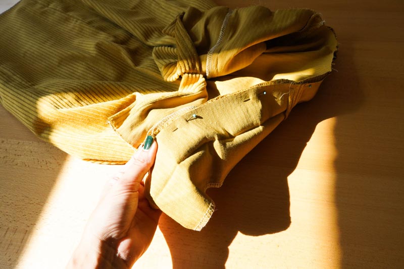 Jak ušít dámskou manšestrovou sukni (všití pásku do sukně)