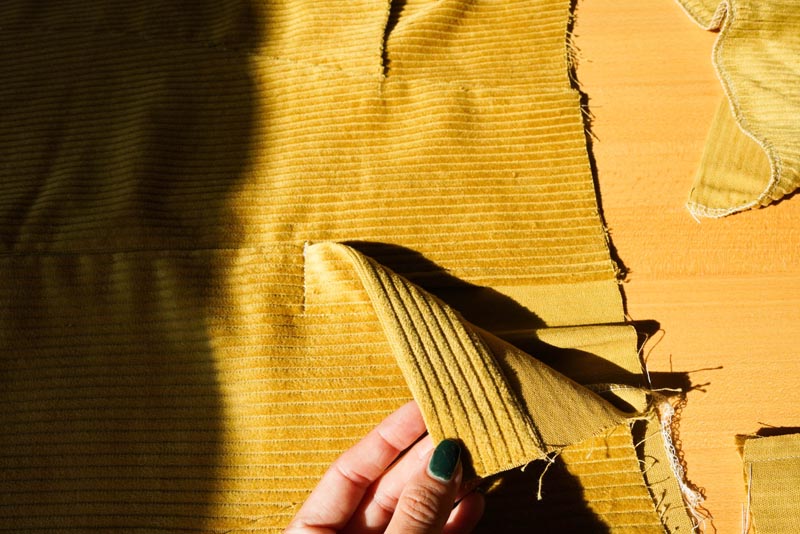 Jak ušít manšestrovou sukni (šití zapínání na knoflíky)