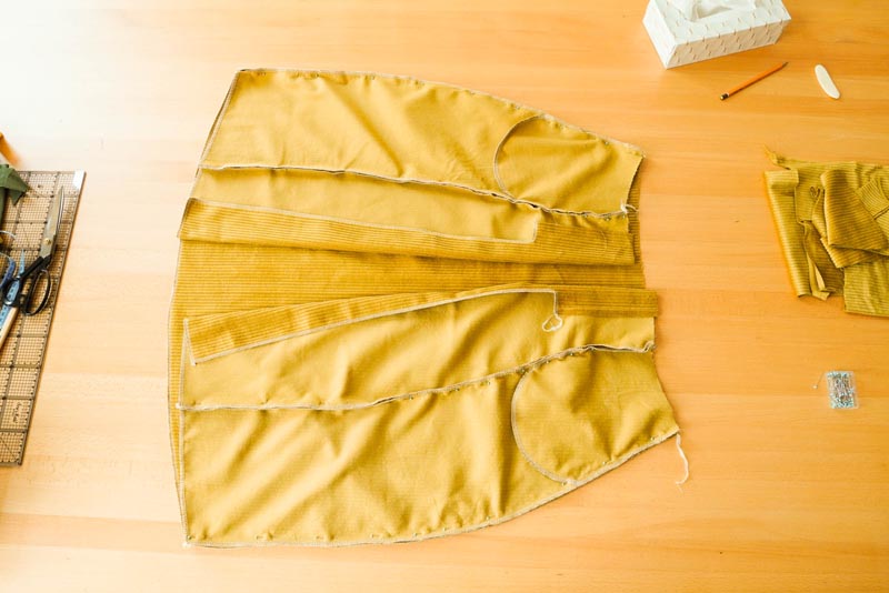 Jak ušít manšestrovou sukni (kompletace předních a zadních dílů sukně)