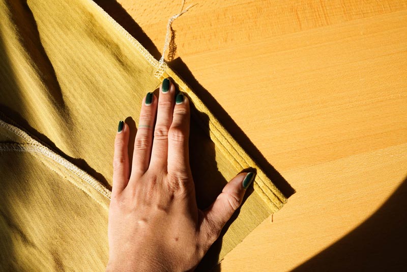 Jak ušít manšestrovou sukni (šití zapínání na knoflíky)