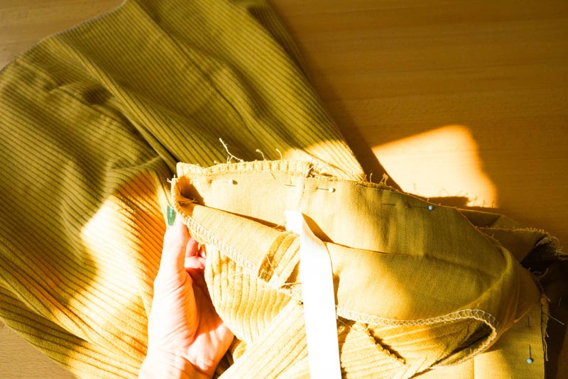 Jak ušít dámskou manšestrovou sukni (všití pásku do sukně)