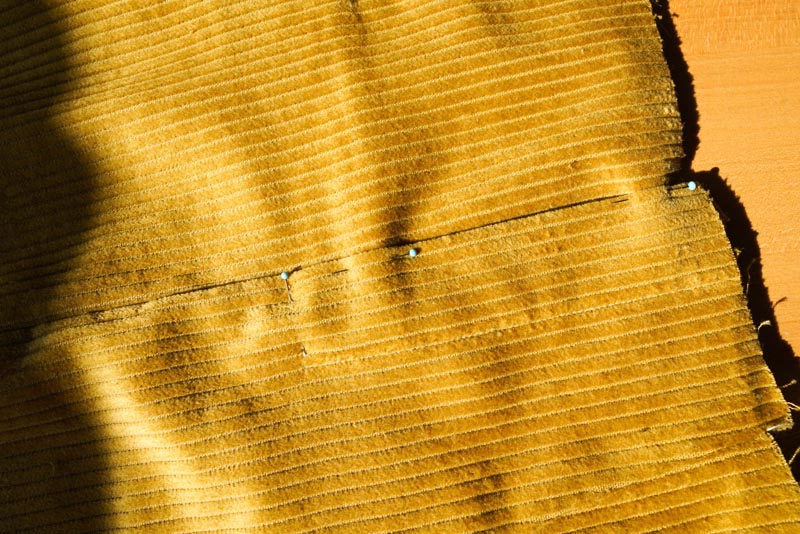 Jak ušít manšestrovou sukni (šití zapínání na knoflíky)