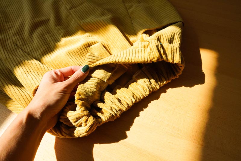 Jak ušít dámskou manšestrovou sukni (všití pásku do sukně)