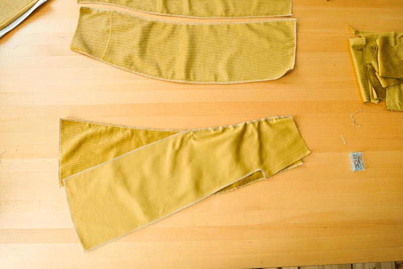 Jak ušít manšestrovou sukni (kompletace předních dílů sukně)