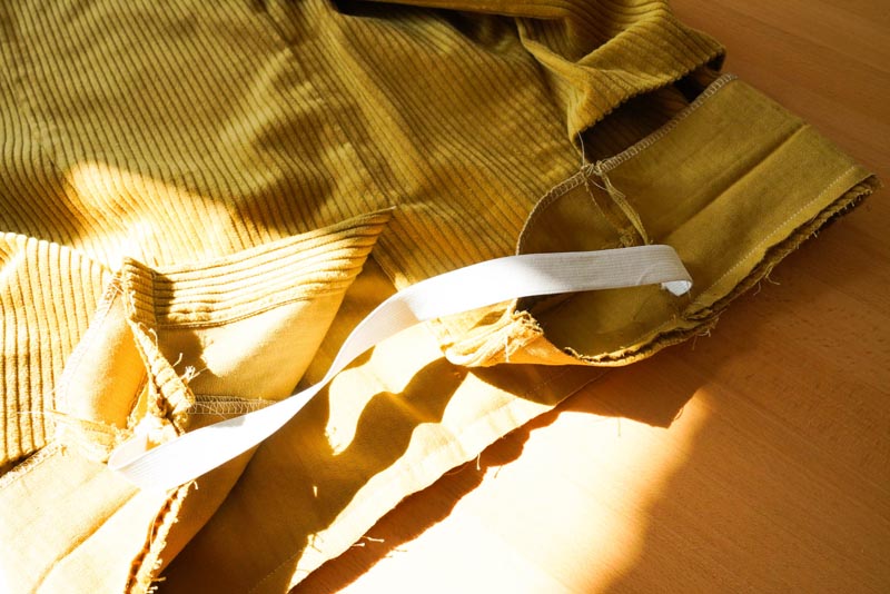 Jak ušít dámskou manšestrovou sukni (všití pásku do sukně)