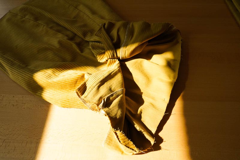 Jak ušít dámskou manšestrovou sukni (všití pásku do sukně)