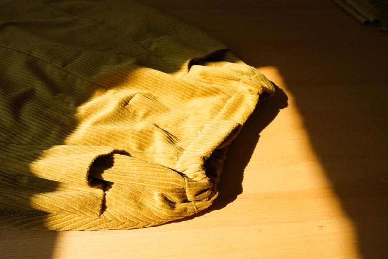 Jak ušít dámskou manšestrovou sukni (všití pásku do sukně)