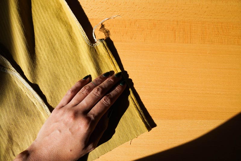 Jak ušít manšestrovou sukni (šití zapínání na knoflíky)