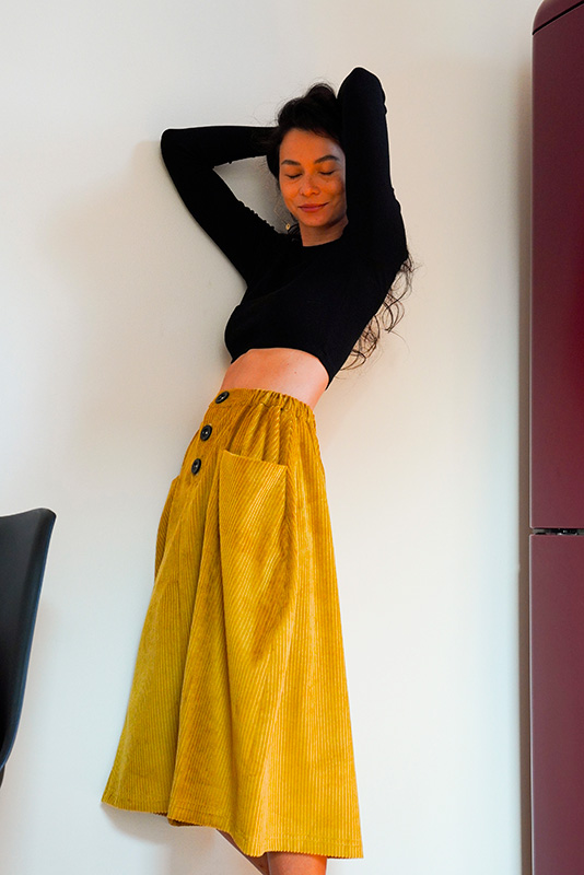 Střih na dámskou manšestrovou sukni s kapsami (velikosti 32–60)