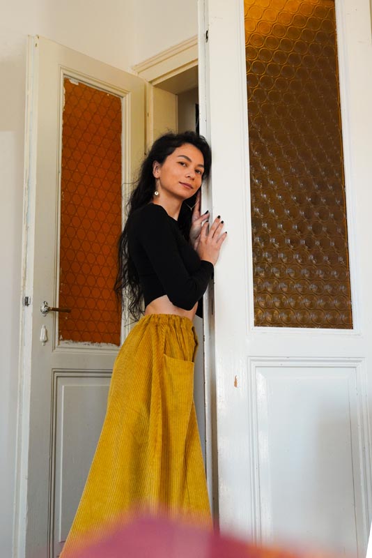 Střih na dámskou manšestrovou sukni s kapsami (velikosti 32–60)