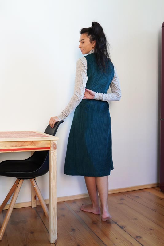 Podrobný návod jak ušít dámské manšestrové šaty (+ střih ve velikostech 32–60)