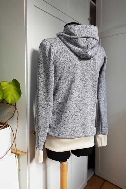 Střih a návod na šití pánské klokanky (mikiny s kapucí a kapsou)