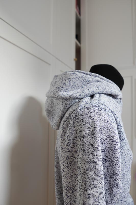 Střih na pánskou mikinu s kapucí a klokankou