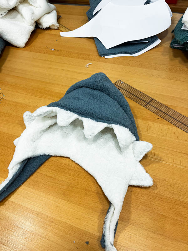 Jak ušít chlupatou mikinu žraloka