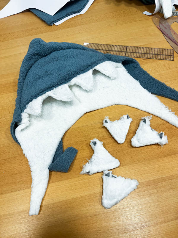 Jak ušít chlupatou mikinu žraloka