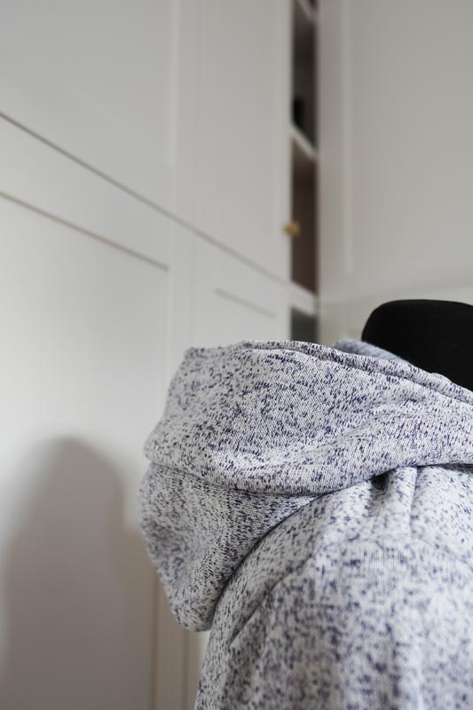 Střih a návod na šití: pánská mikina s kapucí a klokankou