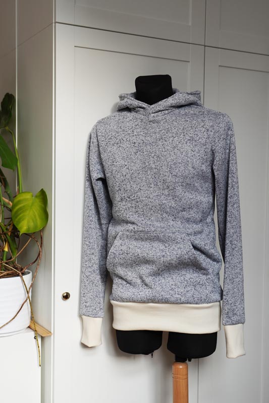 Střih a návod na šití: pánská mikina s kapucí a klokankou