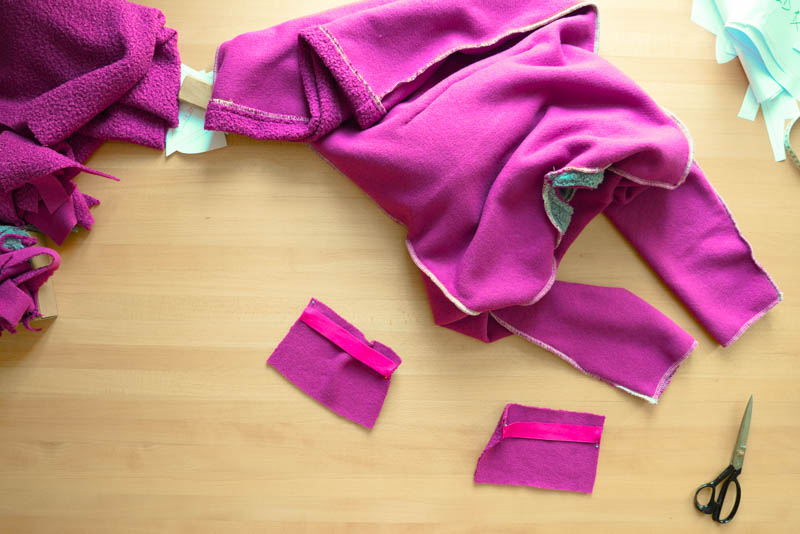 Střih a návod jak ušít chlupatou mikinu s kapucí - rukávy stažené gumičkou