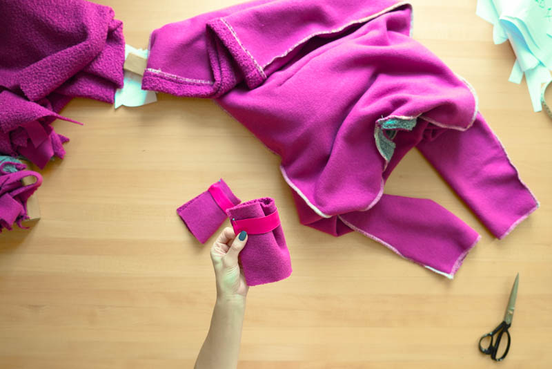 Střih a návod jak ušít chlupatou mikinu s kapucí - rukávy stažené gumičkou