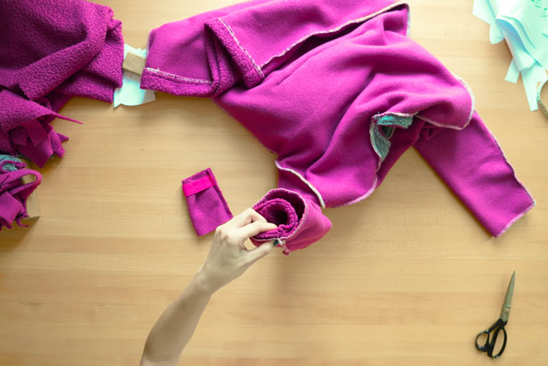 Střih a návod jak ušít chlupatou mikinu s kapucí - rukávy stažené gumičkou