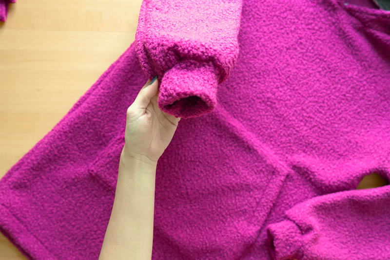 Střih a návod jak ušít chlupatou mikinu s kapucí - rukávy stažené gumičkou