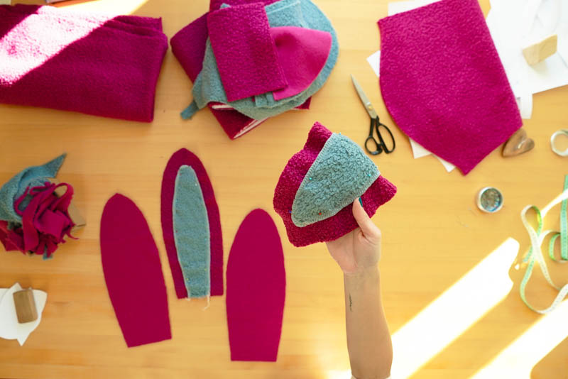 Střih a návod jak ušít chlupatou mikinu s kapucí - ouška