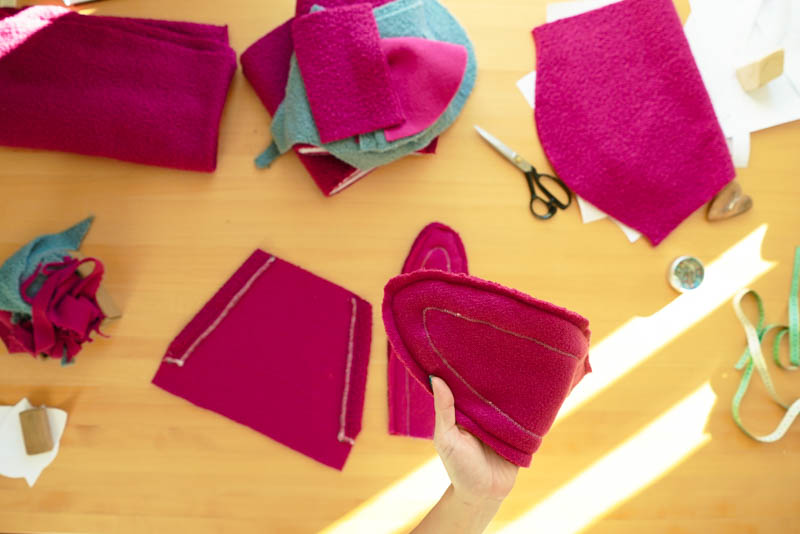 Střih a návod jak ušít chlupatou mikinu s kapucí - ouška a kapsa