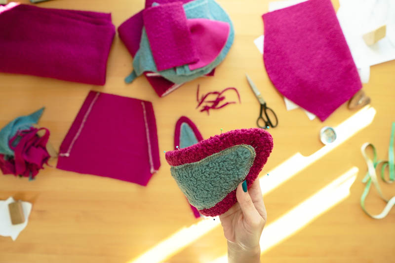 Střih a návod jak ušít chlupatou mikinu s kapucí - ouška