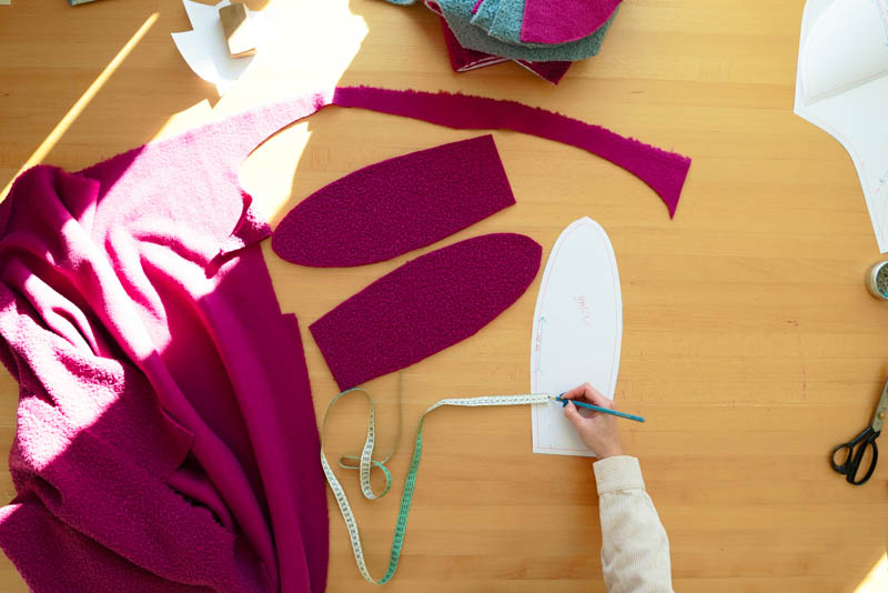 Střih a návod jak ušít chlupatou mikinu s kapucí - Ouška nebo dinosauří ostny do kapuce