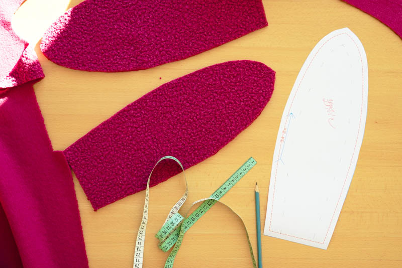 Střih a návod jak ušít chlupatou mikinu s kapucí - Ouška nebo dinosauří ostny do kapuce