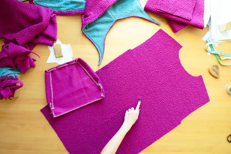 Střih a návod jak ušít chlupatou mikinu s kapucí - našití kapsy (klokanky)