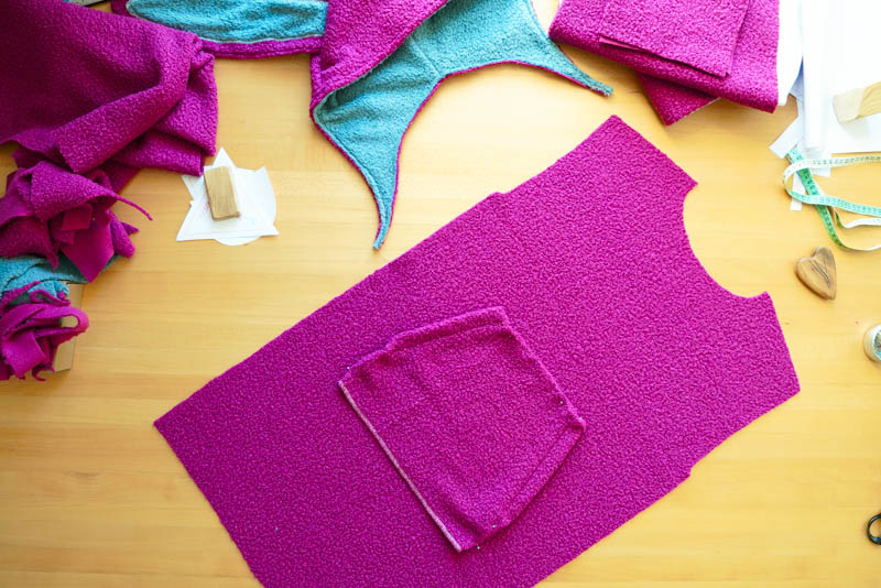 Střih a návod jak ušít chlupatou mikinu s kapucí - našití kapsy (klokanky)