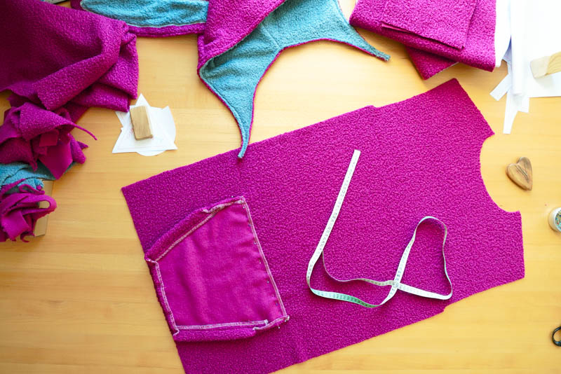 Střih a návod jak ušít chlupatou mikinu s kapucí - našití kapsy (klokanky)