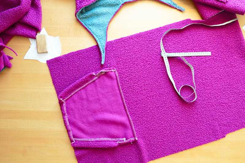 Střih a návod jak ušít chlupatou mikinu s kapucí - našití kapsy (klokanky)