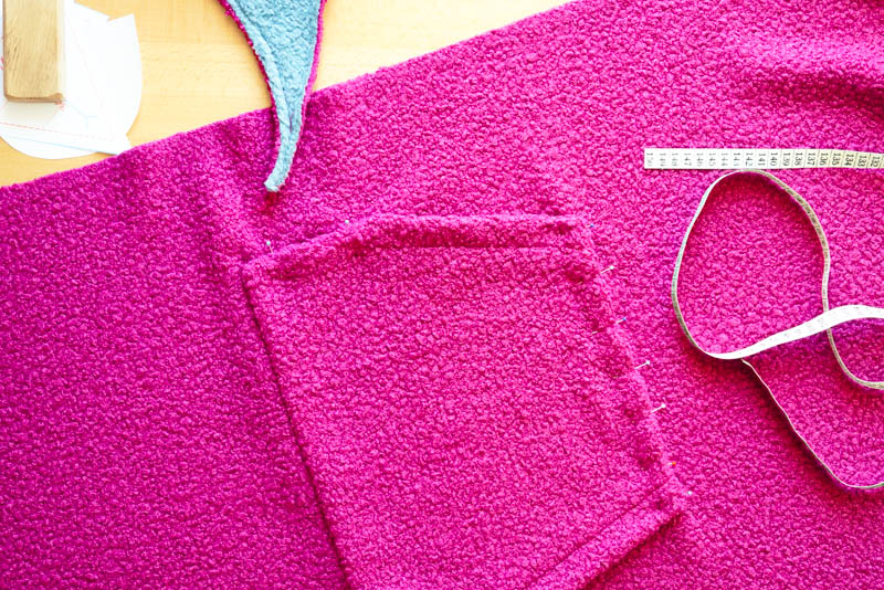 Střih a návod jak ušít chlupatou mikinu s kapucí - našití kapsy (klokanky)