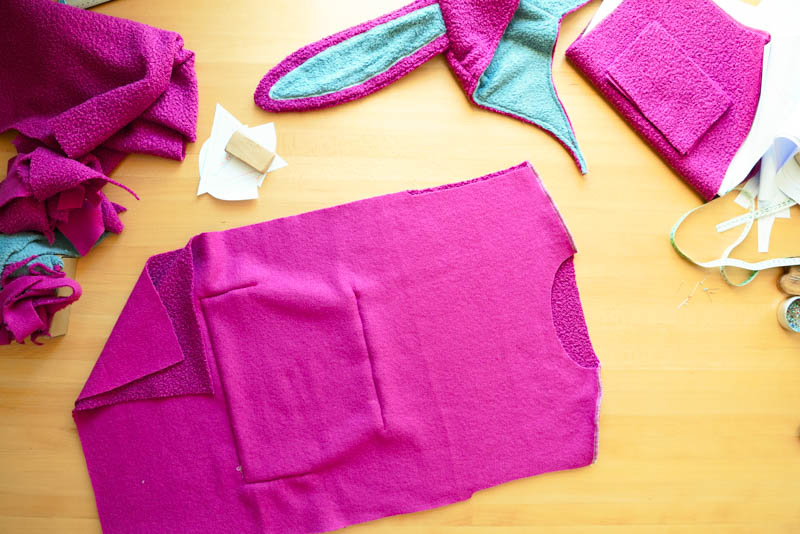 Střih a návod jak ušít chlupatou mikinu s kapucí - sešití ramenních švů