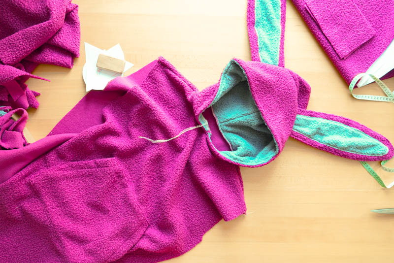 Střih a návod jak ušít chlupatou mikinu s kapucí - všití kapuce