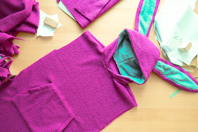 Střih a návod jak ušít chlupatou mikinu s kapucí - všití kapuce