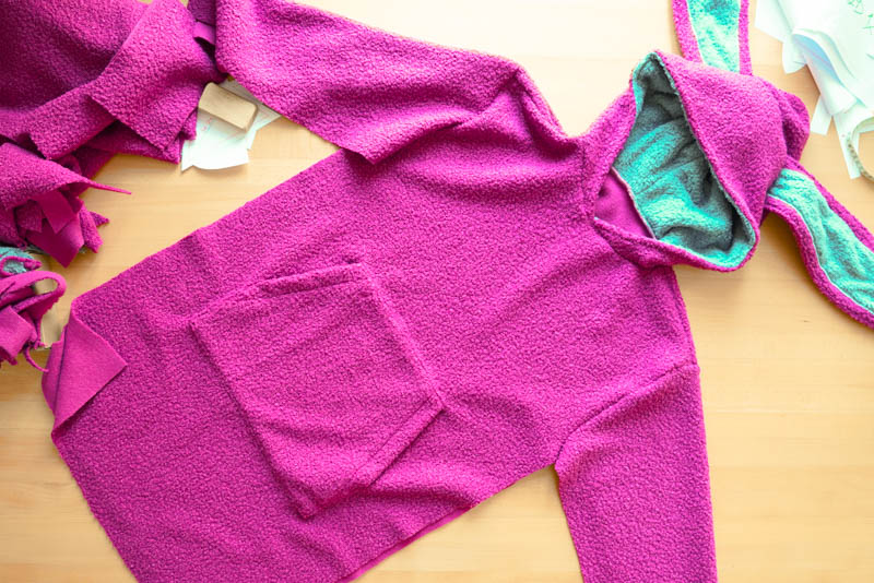 Střih a návod jak ušít chlupatou mikinu s kapucí - našití rukávů
