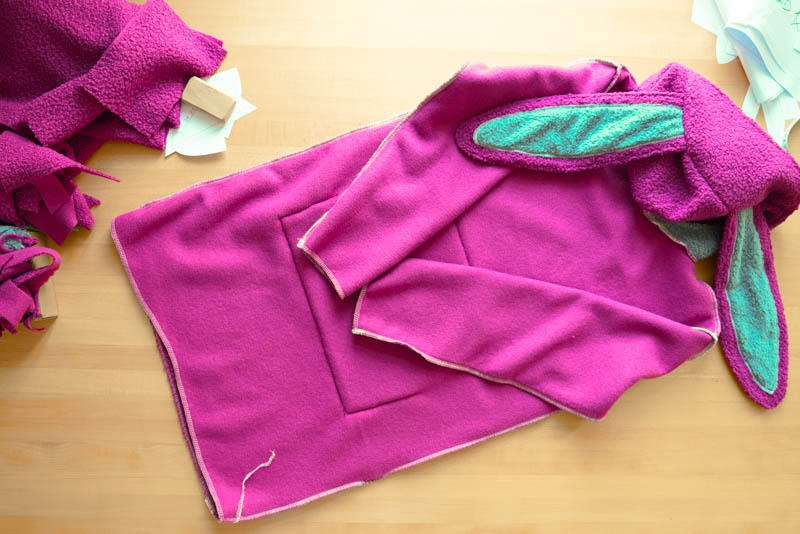Střih a návod jak ušít chlupatou mikinu s kapucí - dokončení spodního lemu mikiny