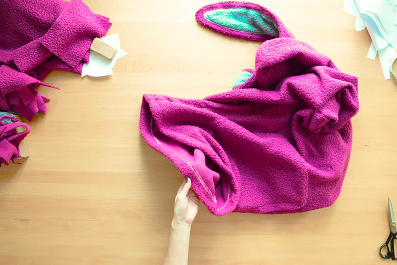 Střih a návod jak ušít chlupatou mikinu s kapucí - dokončení spodního lemu mikiny